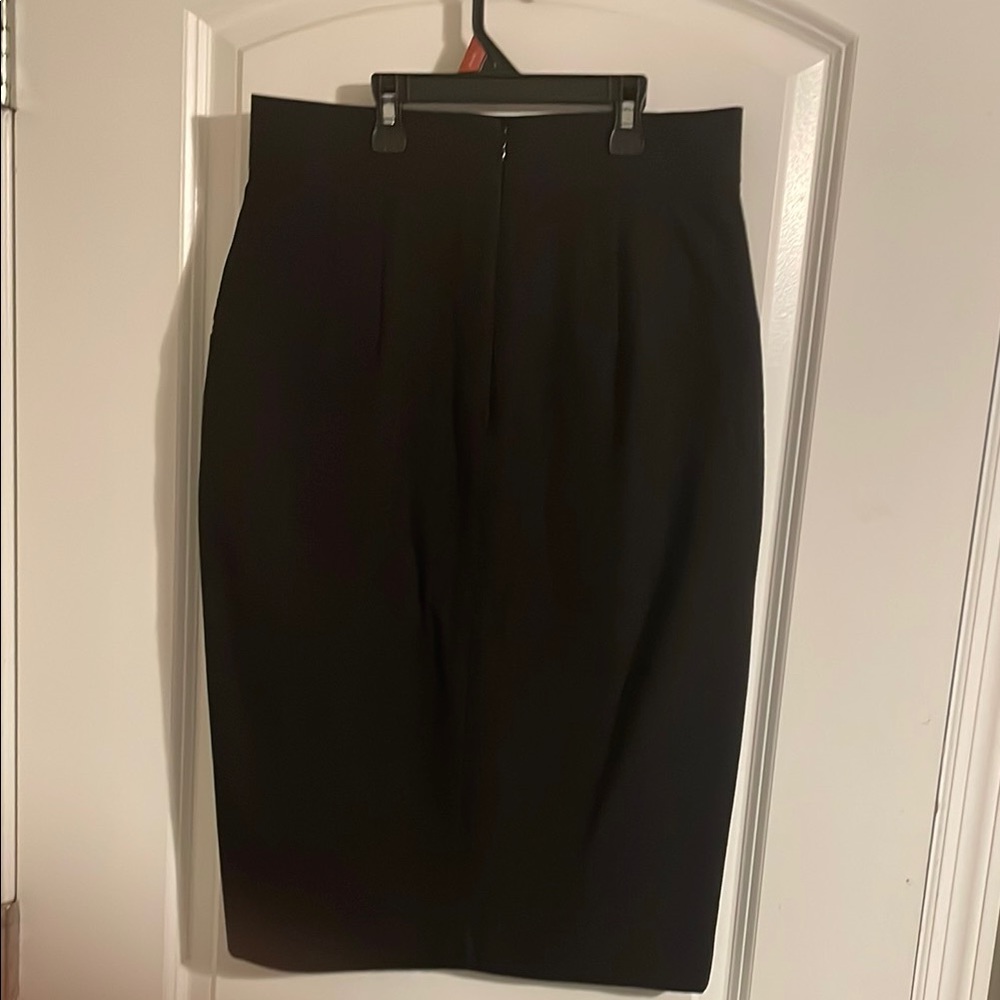 Elegant Black Skirt with Gold Accents - Picture 7 of 10